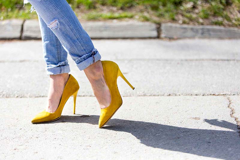 کفش پاشنه بلند زرد با شلوار جین