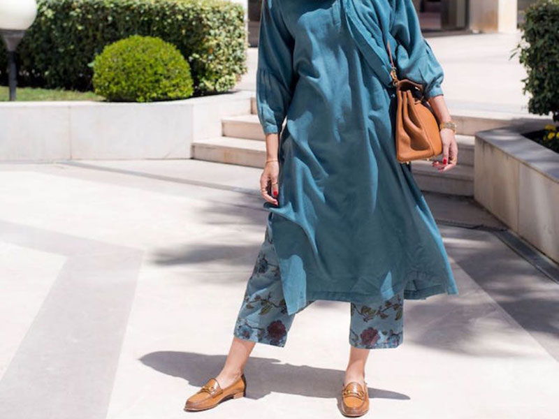 استایل یک خانم با ست دامن شلواری آبی و کیف و کفش قهوه ای